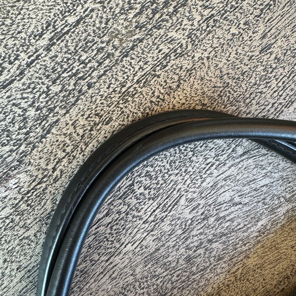 Louis Vuitton V tote MM - Picture 9 of 14